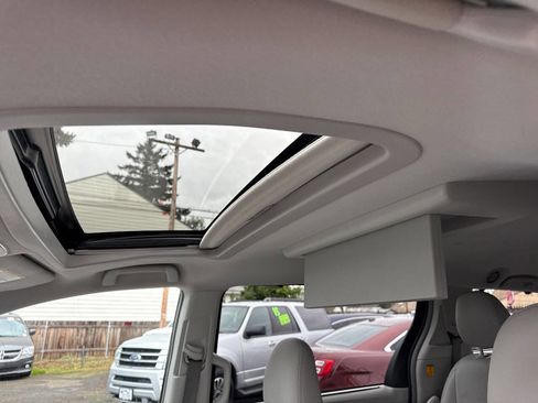 Used 2013 Toyota Sienna XLE image 16
