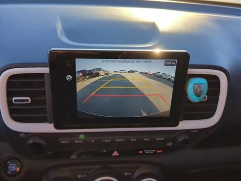 Used 2023 Hyundai Venue Limited image 19