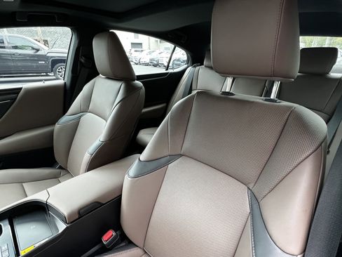 Used 2025 Lexus ES 300h w/ Premium Package FWD image 17