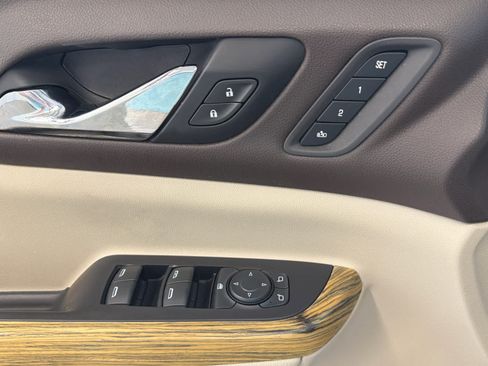Used 2019 GMC Acadia Denali w/ Technology Package FWD image 15