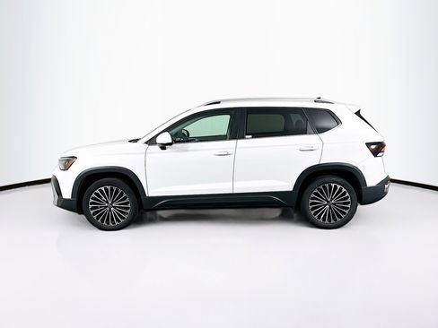 Used 2025 Volkswagen Taos SE FWD image 4