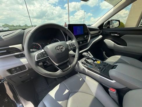Used 2024 Toyota Highlander XLE AWD/4WD image 11