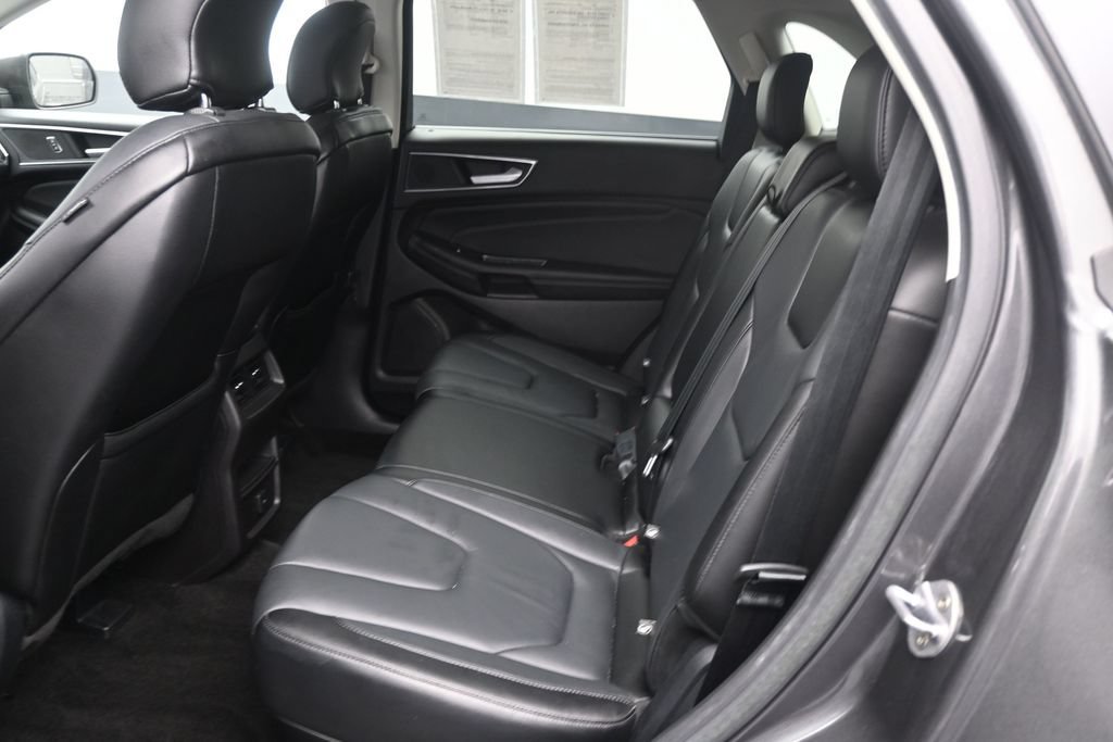 Used 2018 Ford Edge Titanium FWD image 16