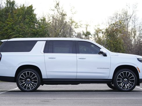 New 2026 Chevrolet Suburban High Country image 7