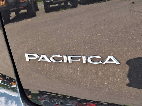 Used 2023 Chrysler Pacifica Touring-L FWD image 33