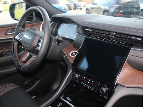 New 2025 Jeep Grand Cherokee Summit image 25