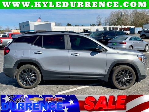 Used 2024 GMC Terrain SLE w/ Driver Convenience Package image 1