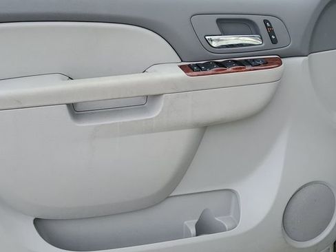 Used 2013 Chevrolet Avalanche LT image 19