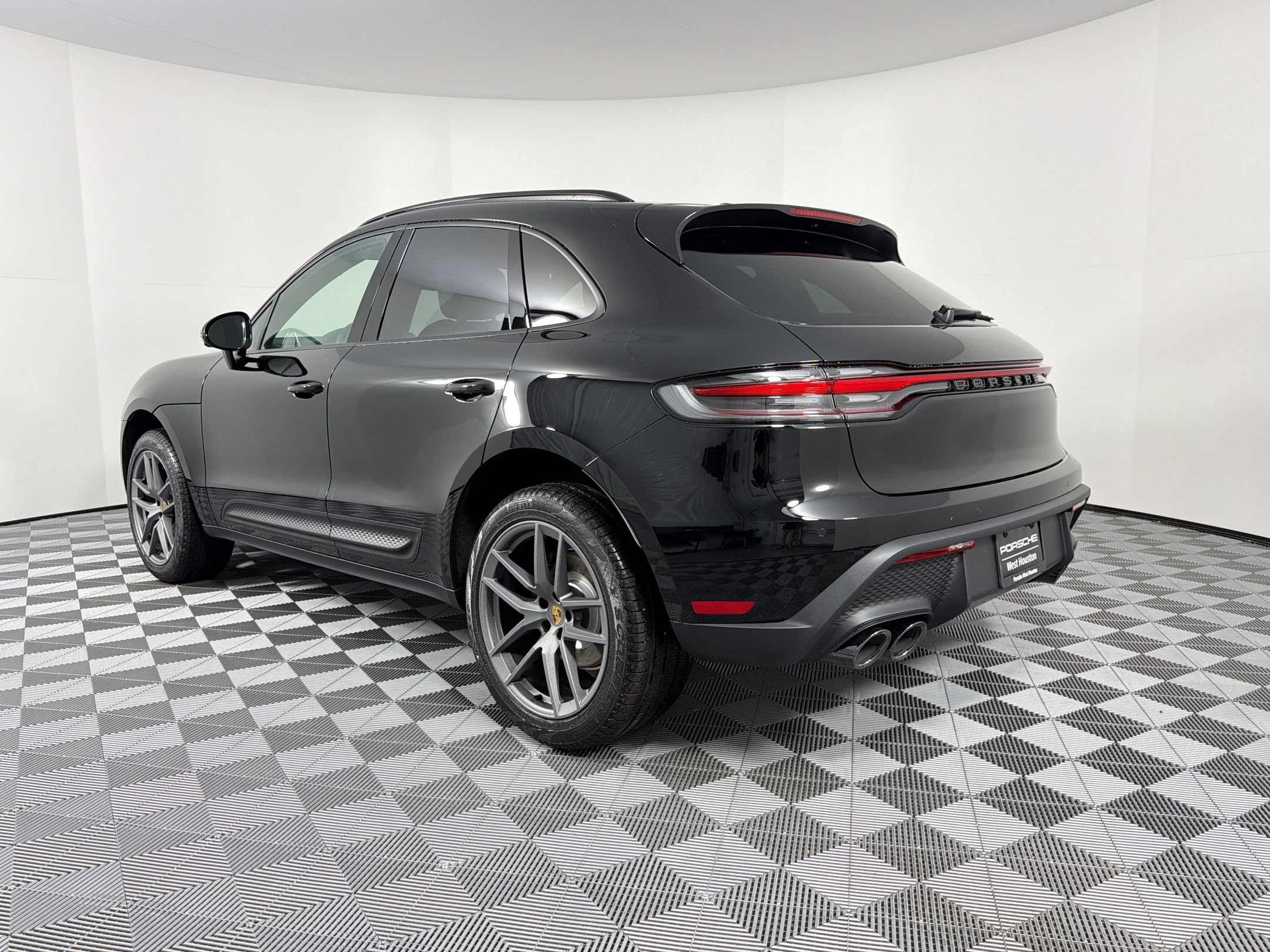 Certified 2026 Porsche Macan AWD/4WD image 3