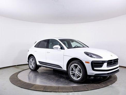 Certified 2025 Porsche Macan image 27