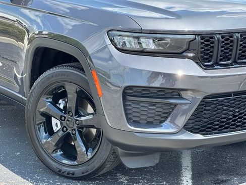 Used 2023 Jeep Grand Cherokee Altitude AWD/4WD image 10