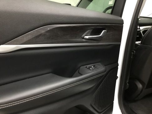 Used 2023 Jeep Grand Cherokee Limited image 13