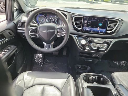 Used 2025 Chrysler Pacifica Select FWD image 15