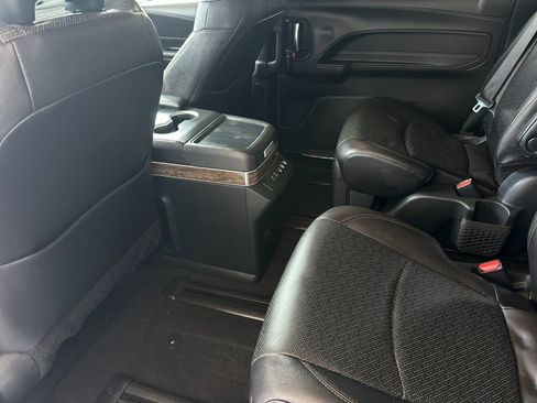 Used 2025 Toyota Sienna Platinum FWD image 11