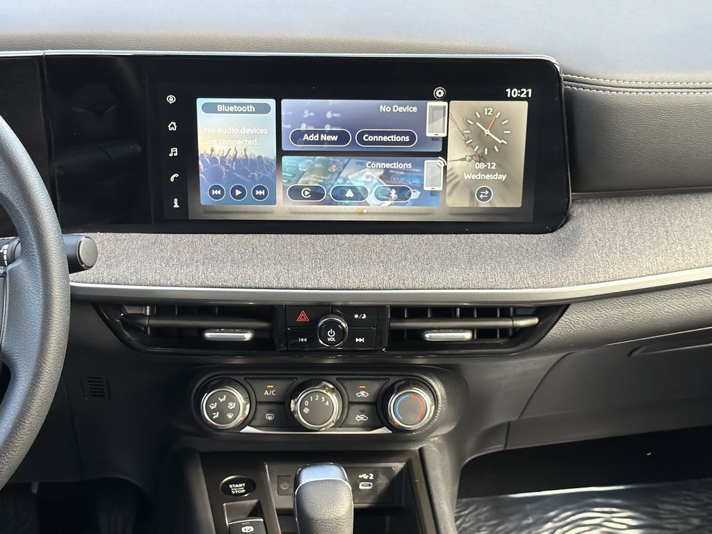 Used 2025 Nissan Kicks SV FWD image 4