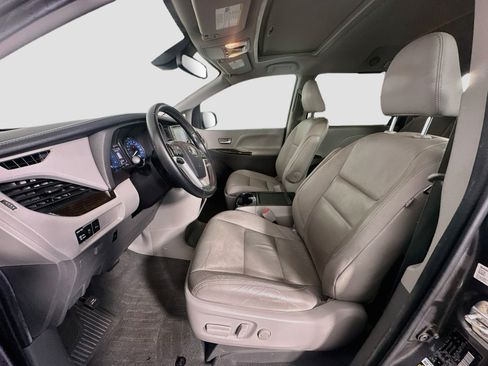 Used 2020 Toyota Sienna XLE w/ XLE Navigation Package FWD image 13