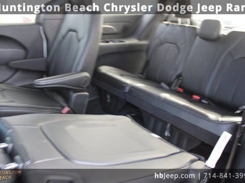 Used 2026 Chrysler Pacifica Select image 46