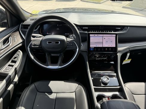 New 2025 Jeep Grand Cherokee Limited w/ Luxury Tech Group II image 11