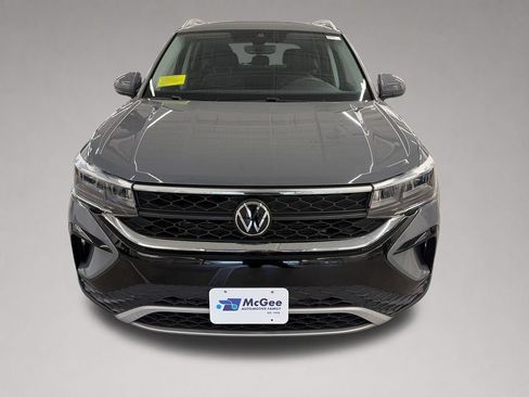 Used 2023 Volkswagen Taos SE w/ Panoramic Sunroof Package AWD/4WD image 9