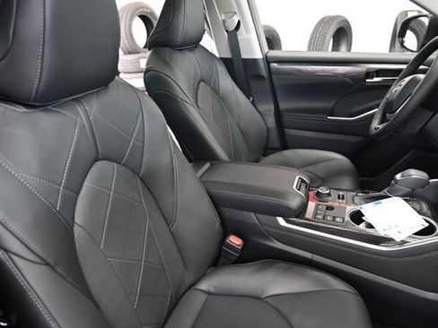 New 2026 Toyota Highlander Platinum AWD/4WD image 10