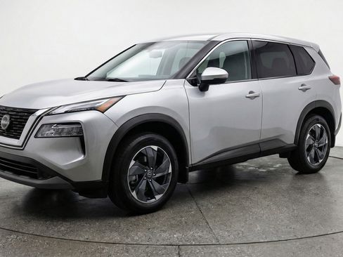 Used 2025 Nissan Rogue SV image 3
