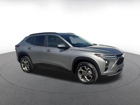 Used 2025 Chevrolet Trax LT w/ LT Convenience Package image 2