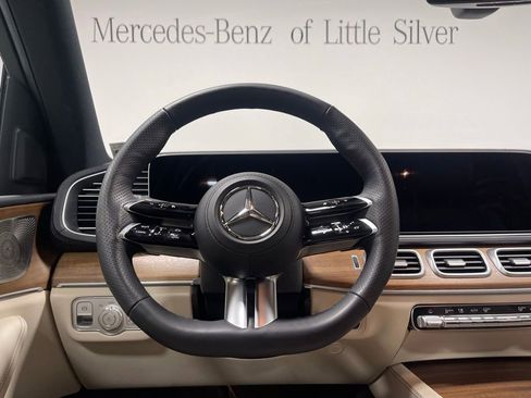 Used 2024 Mercedes-Benz GLS 450 4MATIC image 32
