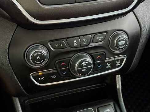 Used 2022 Jeep Cherokee Trailhawk w/ Premium Leather Package AWD/4WD image 17