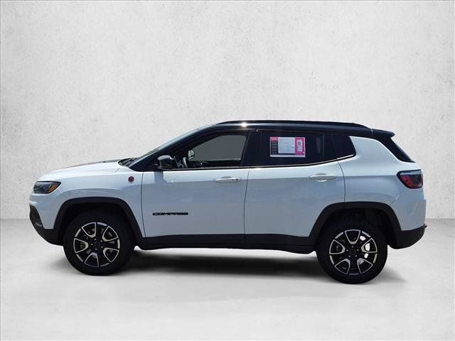 Used 2025 Jeep Compass Trailhawk w/ Trailer Tow Group AWD/4WD image 9
