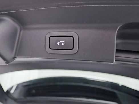 Used 2019 Jaguar F-PACE Premium image 37