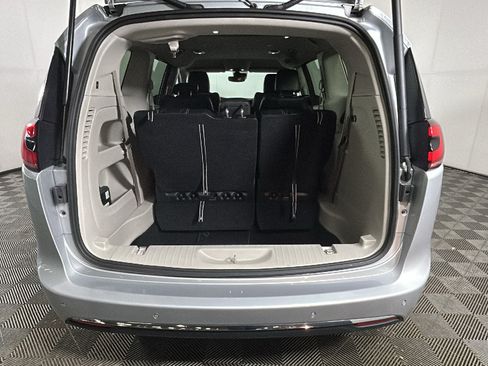 Used 2024 Chrysler Pacifica Touring-L FWD image 26