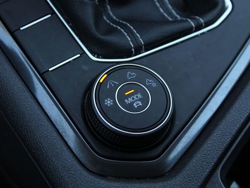 Used 2022 Volkswagen Tiguan SE image 21