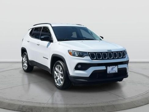 Used 2022 Jeep Compass Latitude image 1