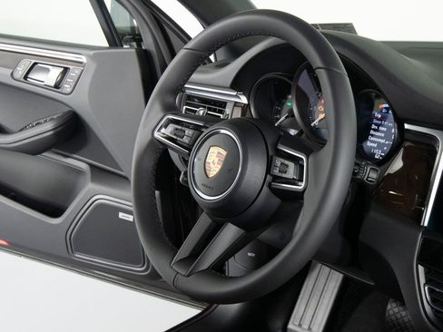 New 2026 Porsche Macan AWD/4WD image 31