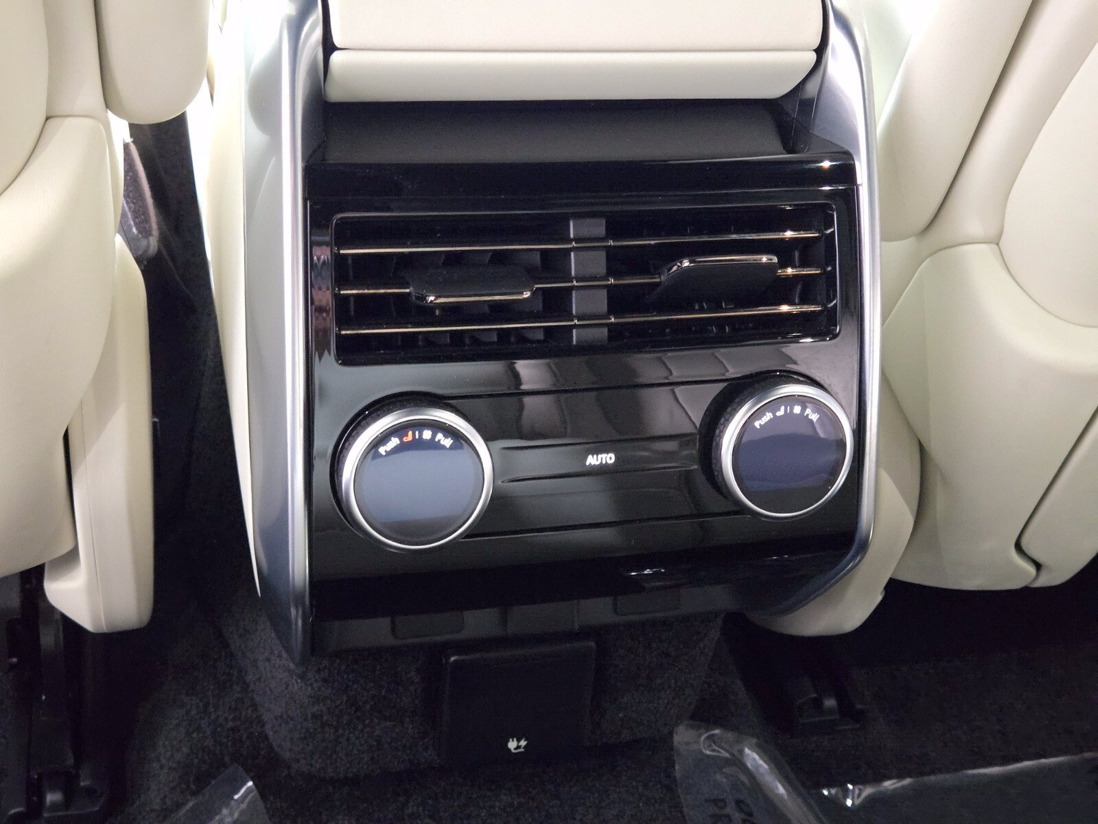 Used 2025 Land Rover Range Rover SE AWD/4WD image 14