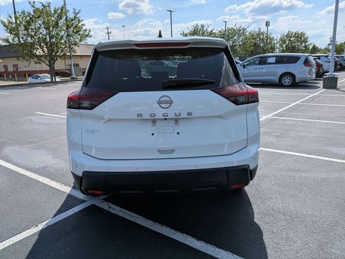 Used 2024 Nissan Rogue S FWD image 4