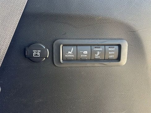 Used 2017 Chrysler Pacifica Limited FWD image 16