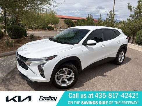 Used 2024 Chevrolet Trax LS w/ LS Convenience Package FWD image 1