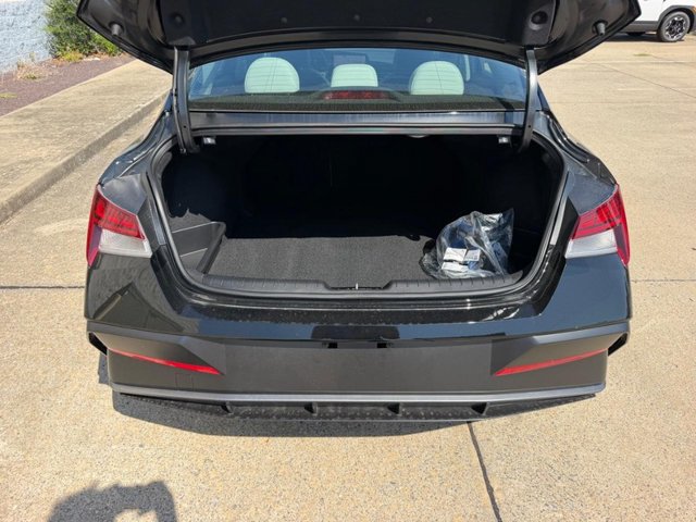 New 2026 Hyundai Elantra Limited FWD image 5