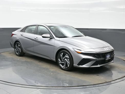 Used 2025 Hyundai Elantra Limited FWD image 8