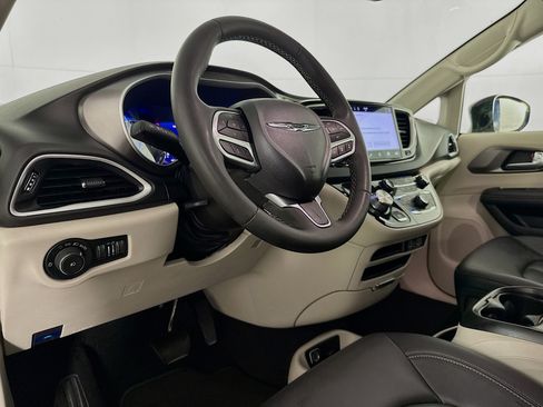 Used 2024 Chrysler Pacifica Touring-L FWD image 21