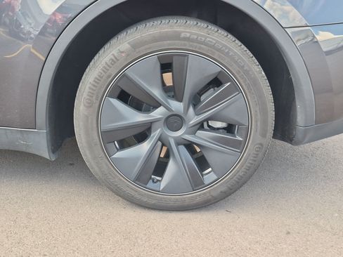 Used 2024 Tesla Model Y Long Range AWD/4WD image 12