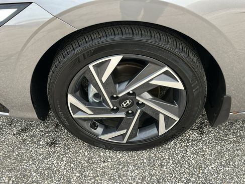 Used 2024 Hyundai Elantra Limited image 8