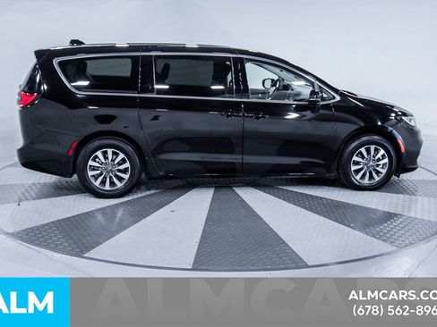 Used 2024 Chrysler Pacifica Select image 11