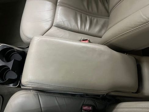 Used 2005 Lincoln Town Car Signature Limited RWD image 35