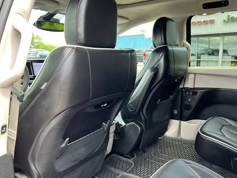 Used 2024 Chrysler Pacifica Limited FWD image 38