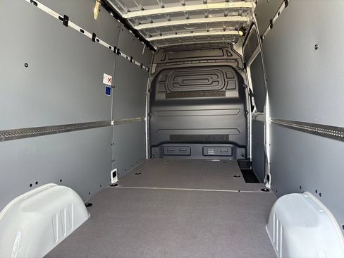 Used 2025 Mercedes-Benz Sprinter 2500 image 12