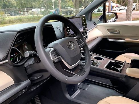 Used 2021 Toyota Sienna XLE image 14