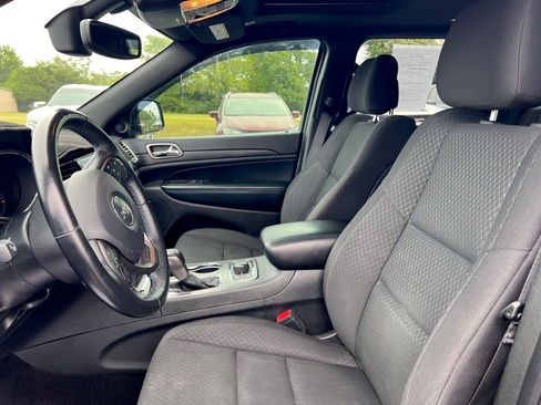 Used 2019 Jeep Grand Cherokee Laredo image 4