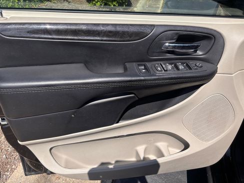 Used 2018 Dodge Grand Caravan SE w/ UConnect Hands-Free Group FWD image 8